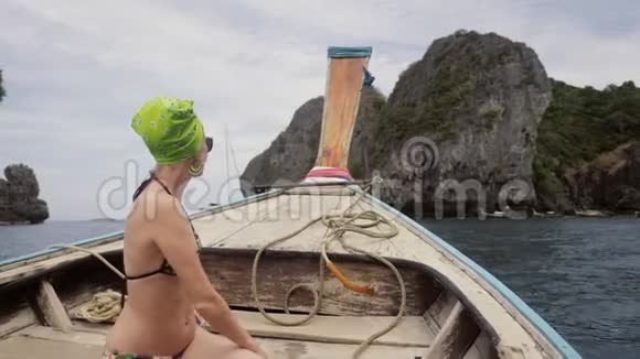 穿比基尼的快乐女性旅行者在船上放松视频的预览图