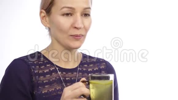 有感冒的美女喝柠檬热茶视频的预览图
