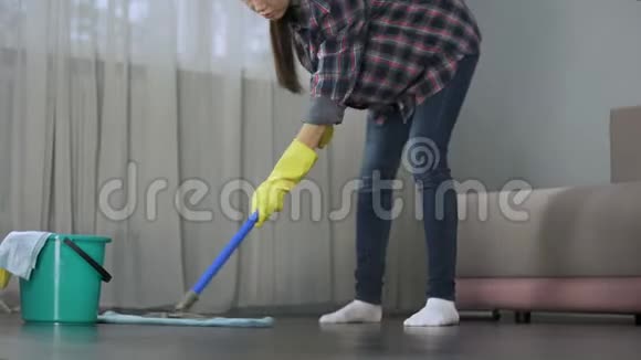 这位年轻女士痴迷于清洁彻底清洗了她家的地板视频的预览图