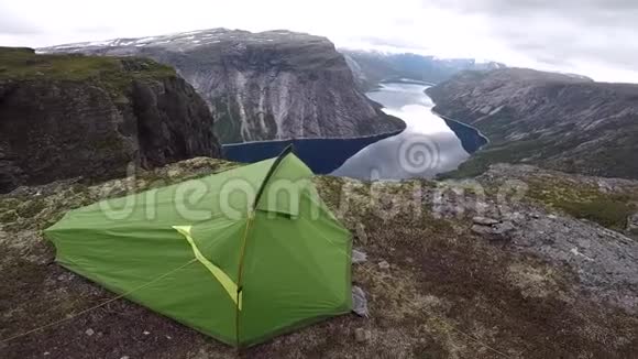 挪威峡湾边缘风景优美的野生营地露营帐篷视频的预览图
