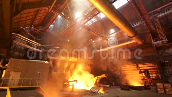 在铸造车间冶金生产中加工锭库存录像在工厂重工业和视频的预览图