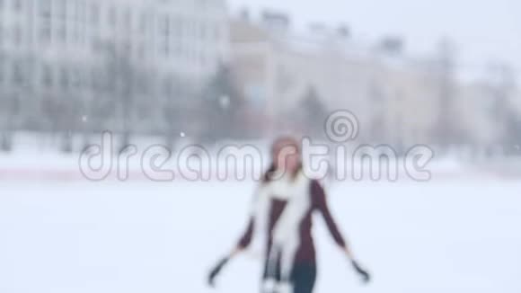 一个微笑的年轻女子在外面滑冰向镜头靠近视频的预览图