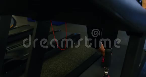 在跑步机上使用虚拟现实耳机的老年妇女4k视频的预览图