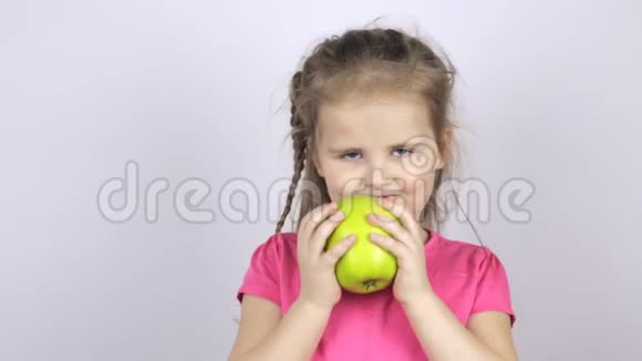 一个小女孩拿着一个大绿苹果视频的预览图