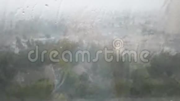 从窗户进来的暴雨视频的预览图