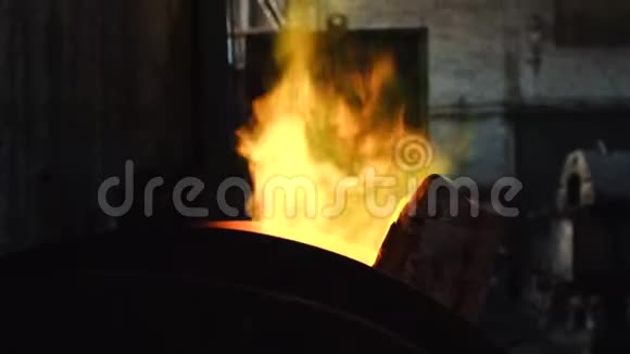 大型熔铁炉的特写顶部有黄绿色火焰在旧的冶金工厂或工厂股票视频的预览图