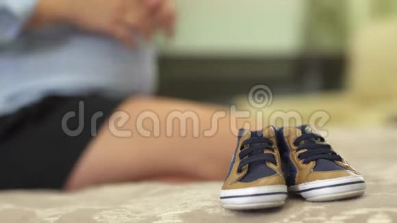坐在床上抚摸肚子的孕妇视频的预览图