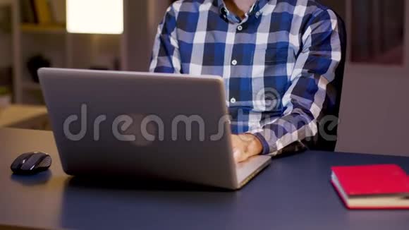 男性自由职业者在夜间打字视频的预览图