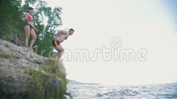 在大自然中一个人在河中跳跃动作缓慢视频的预览图