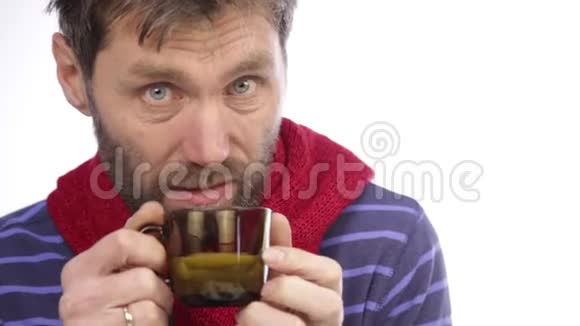 病态的留胡子的潮人感冒喝柠檬热茶视频的预览图