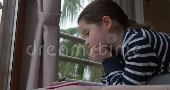 一个学前女孩在家用铅笔画画视频的预览图