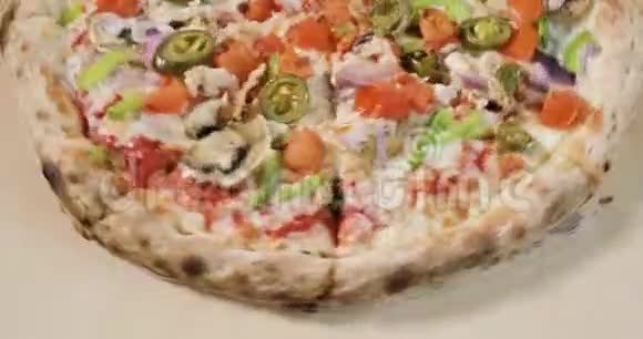 旋转半美味的比萨饼培根和蔬菜在轻木背景特写镜头视频的预览图