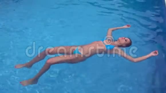 犯罪现场妇女在水中跛行视频的预览图