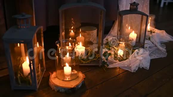 美丽昂贵的餐桌提供烛光和红玫瑰的浪漫晚餐视频的预览图