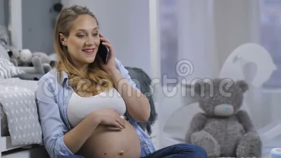 以为妈妈在婴儿推的时候用手机说话视频的预览图