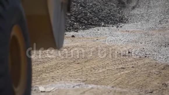运送砾石拖拉机捡起砾石工业视频的预览图