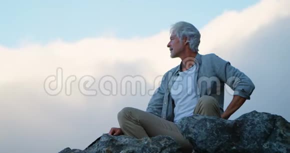 4k乡村的老人在岩石上放松视频的预览图