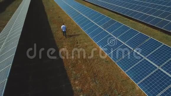 在太阳能发电厂行走的人无人驾驶飞机中弹视频的预览图