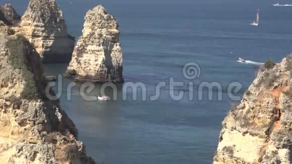 海洋湾与岩石形成视频的预览图