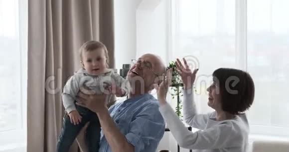 祖父母和小孙女玩耍视频的预览图