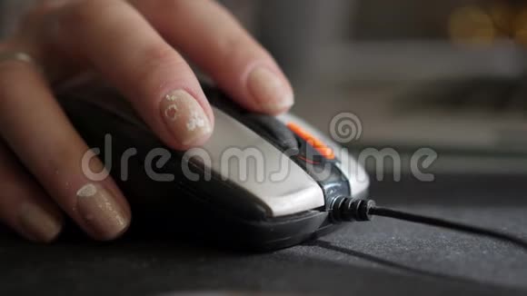 用电脑鼠标特写一个指甲脏的女孩视频的预览图
