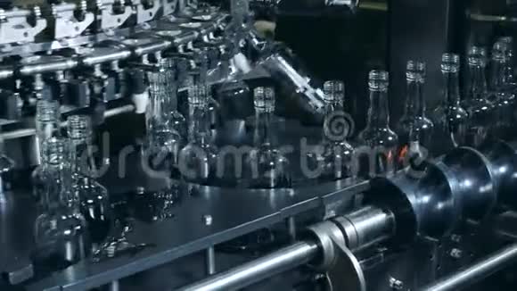 洗过的瓶子在工厂线上移动现代技术视频的预览图