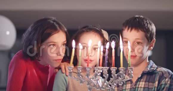 孩子们在家里点着光明节蜡烛视频的预览图