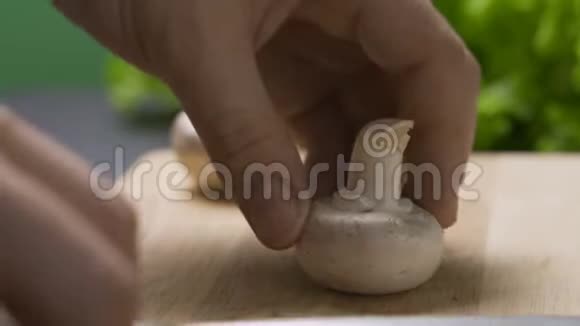 在木桌上切蘑菇视频的预览图