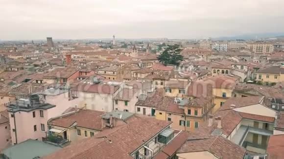 在维罗纳的屋顶上飞行视频的预览图