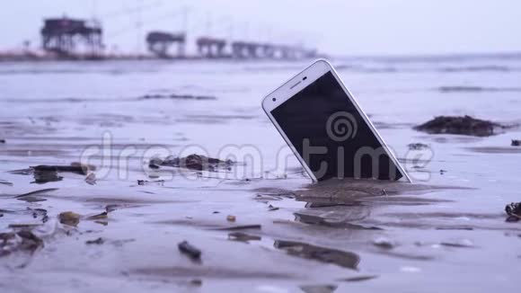 智能手机卡在沙滩上视频的预览图