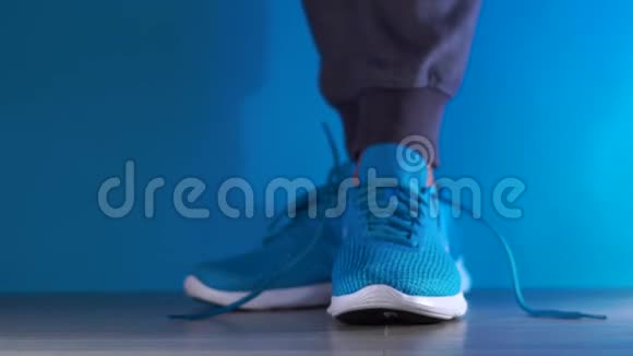 在健身房里系运动鞋运动运动概念视频的预览图