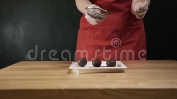 女厨师做巧克力甜点并洒上磨碎的巧克力行动美味的巧克力视频的预览图