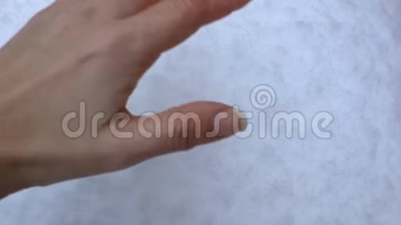女性的手在雪堆中留下印记视频的预览图