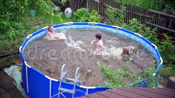 两个女孩和一个男孩在游泳池里嬉戏视频的预览图