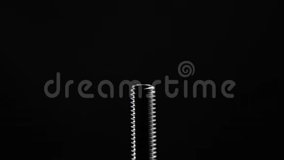 金属螺栓紧固螺母特写黑色背景修复施工概念视频的预览图