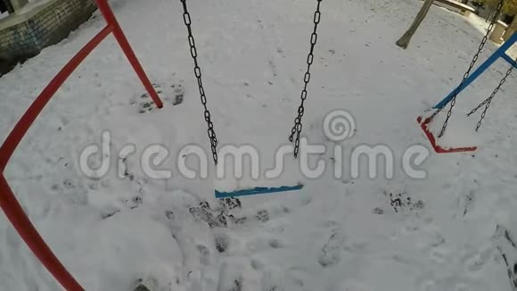 一个被大雪覆盖的秋千视频的预览图