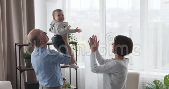 祖父母在家玩女婴视频的预览图