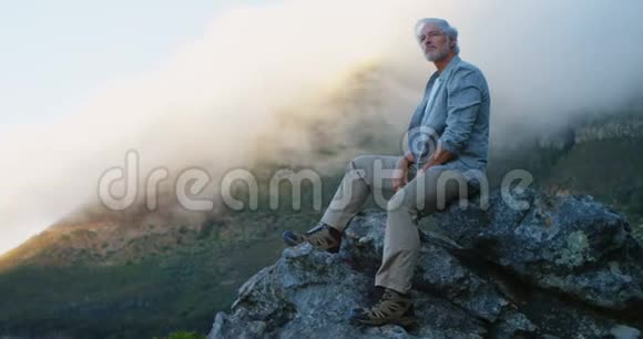 4k乡村的老人在岩石上放松视频的预览图