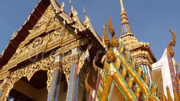 东方寺庙的观赏屋顶亚洲传统寺庙顶着万里蓝天的金色装饰屋顶视频的预览图