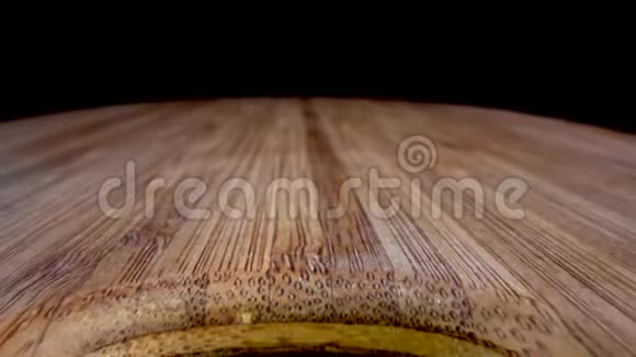竹木切割板极端特写小车从前到后与板孔视频的预览图