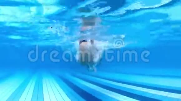 少年在游泳池里潜水和在水下翻滚视频的预览图