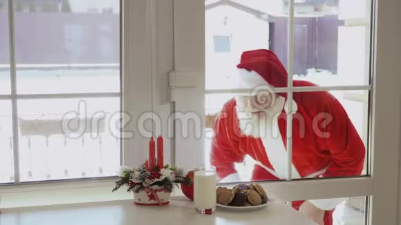 圣诞老人敲着窗户想尝尝牛奶和饼干视频的预览图