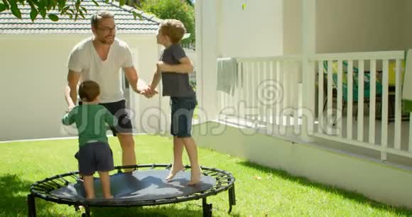 父亲在蹦床上玩小孩视频的预览图