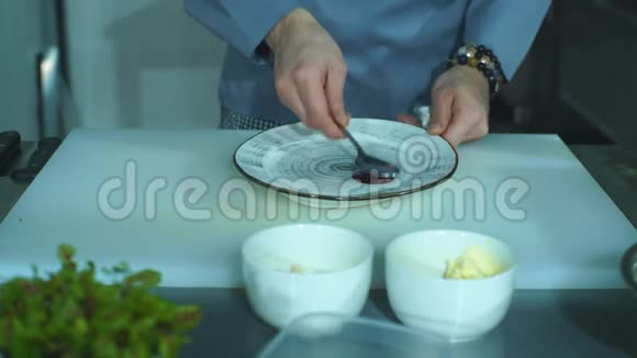 厨师端上一盘沙司视频的预览图