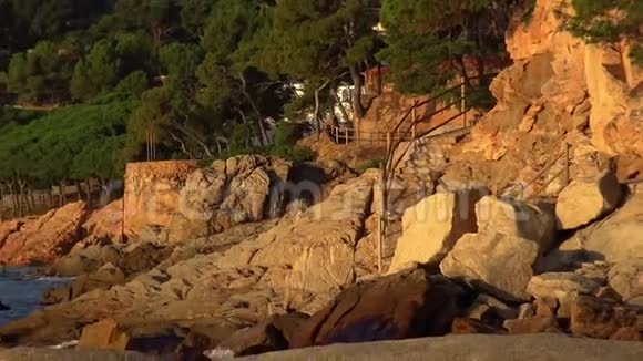 西班牙沿海有趣的岩石形状科斯塔布拉瓦靠近小镇帕拉莫斯视频的预览图
