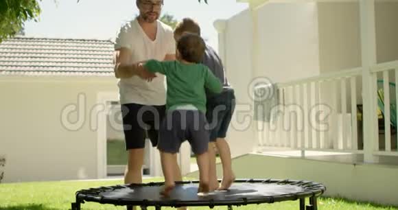 父亲在蹦床上玩小孩视频的预览图
