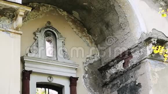 这座废弃的城市里旧的砖楼的立面被毁窗户破了在鬼城的房子这就是视频的预览图