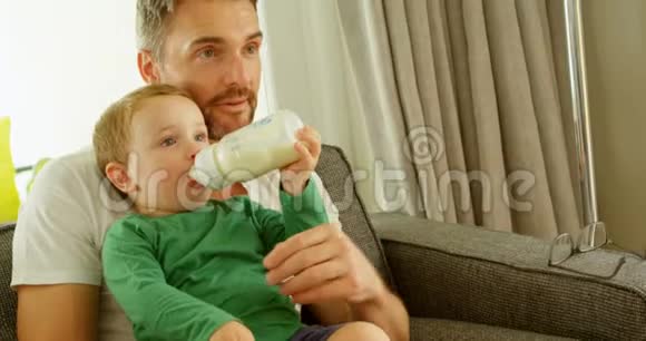 坐在沙发上喝牛奶的男孩4k视频的预览图