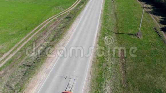 红车用油漆标示沥青道路视频的预览图