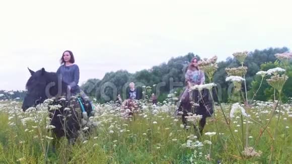 骑马的骑手带着鲜花穿过草地视频的预览图